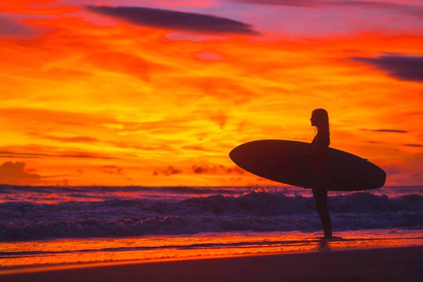 Comment intégrer une ceinture corset à une robe fluide pour définir la silhouette?