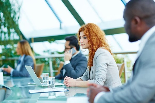 Quels modèles de chaussures compensées sont adaptés pour une conférence toute la journée?