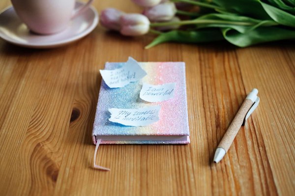 Quelle est la meilleure façon de pratiquer l'affirmation positive pour renforcer la confiance en soi?