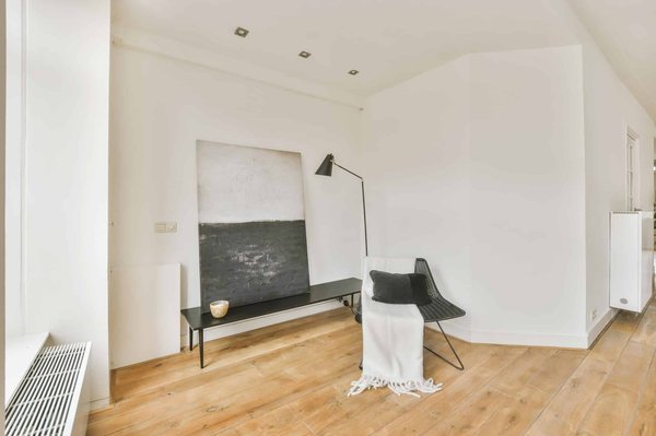 Quelles couleurs de foulards en soie sont conseillées pour dynamiser un ensemble tailleur sobre?