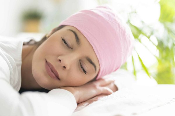 Quels types d'étoffes pour un foulard léger qui complète une robe d'été sans surchauffer?